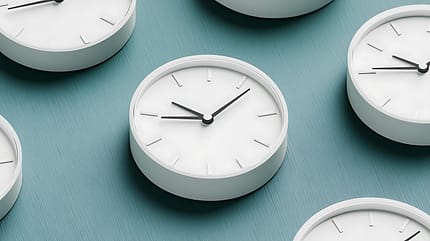 Many white round clocks on a blue surface concept Kurzzeitmiete Ecomiet Artikel mieten Köln Werkzeug Leihen Verleih Kärcher Playstation Konsole